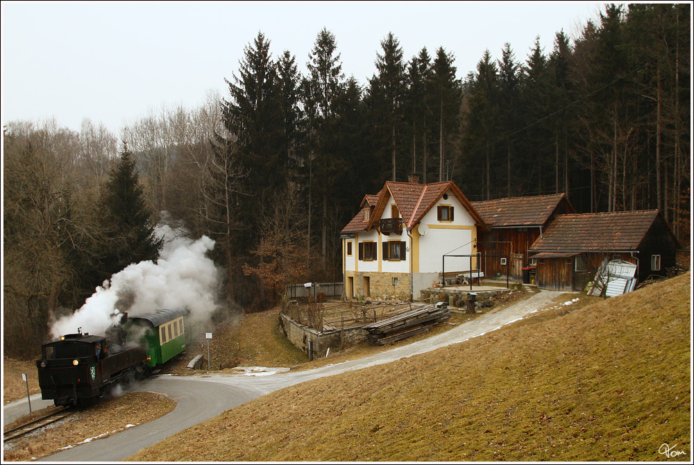 Auf der Feistritztalbahn fhrt die Schmalspurdampflok U8 mit einem Sdz, fr die “The Railway Touring Company” aus England von Birkfeld nach Weiz. 
Anger 6.2.2012 
