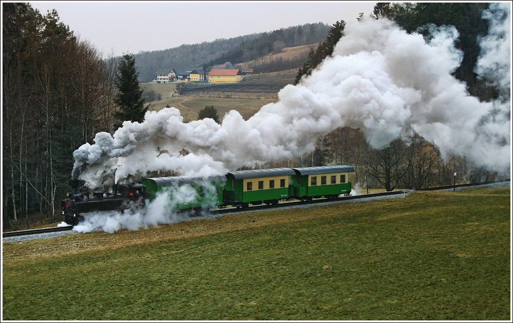 Auf der Feistritztalbahn fhrt die Schmalspurdampflok U8 mit einem Sdz, fr die “The Railway Touring Company” aus England von Weiz nach Birkfeld.
Parz 6.2.2012 

