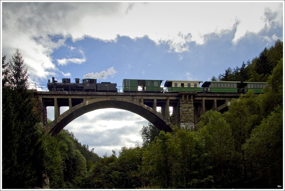 Auf der Feistriztalbahn fhrt die ex bosnische Dampflok 83-180 mit einem Dampfbummelzug von Weiz nach Birkfeld. 
Feistritzviadukt nahe Oberfeistritz   2.9.2010