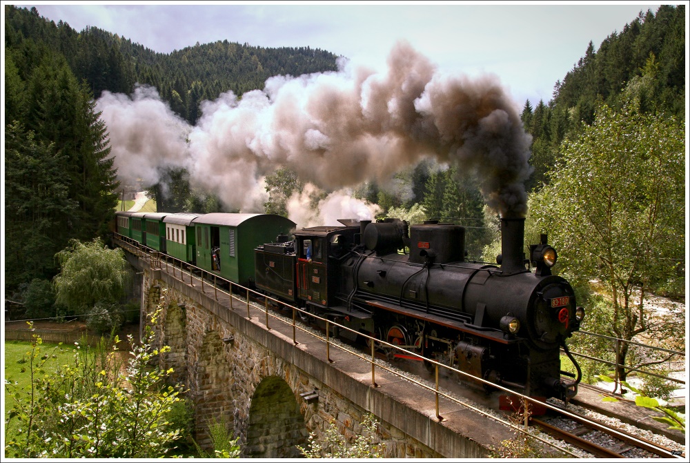 Auf der Feistriztalbahn fhrt die ex bosnische Dampflok 83-180 mit einem Dampfbummelzug von Weiz nach Birkfeld. 
Hollosbachviadukt nahe Birkfeld  2.9.2010