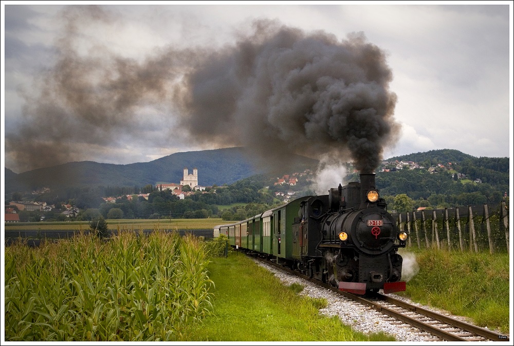 Auf der Feistriztalbahn fhrt die ex bosnische Dampflok 83-180 mit einem Dampfbummelzug von Weiz nach Birkfeld. 
Weiz mit Kirche Weizberg 2.9.2010