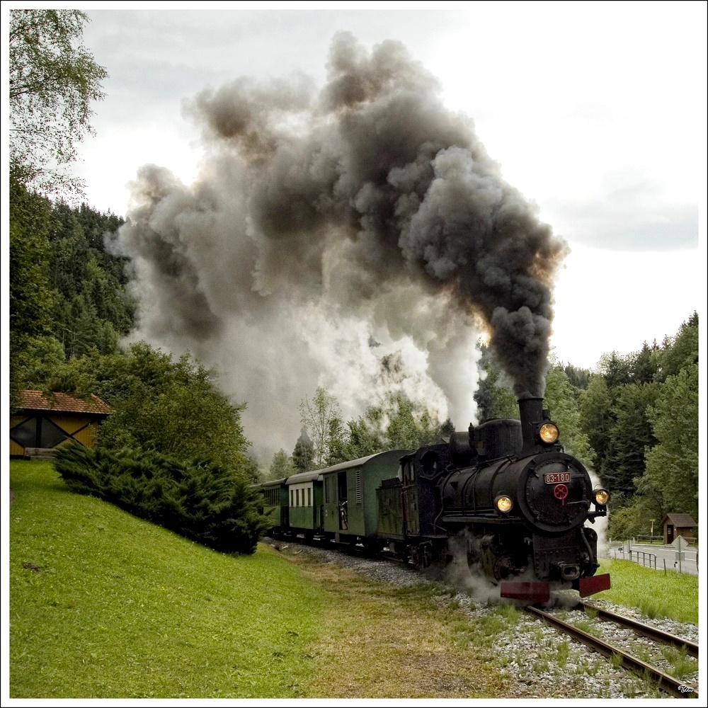 Auf der Feistriztalbahn fhrt die ex bosnische Dampflok 83-180 mit einem Dampfbummelzug von Weiz nach Birkfeld. 
Koglhof 2.9.2010