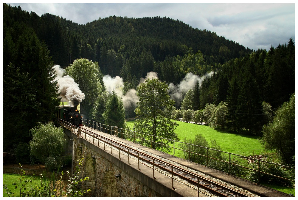 Auf der Feistriztalbahn fhrt die ex bosnische Dampflok 83-180 mit einem Dampfbummelzug von Weiz nach Birkfeld. 
Hollosbachviadukt nahe Birkfeld 2.9.2010 