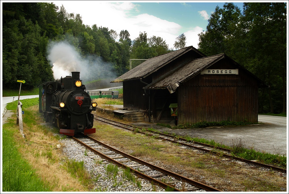 Auf der Feistriztalbahn fhrt die ex bosnische Dampflok 83-180 mit einem Dampfbummelzug von Weiz nach Birkfeld. 
Rosegg 2.9.2010 
