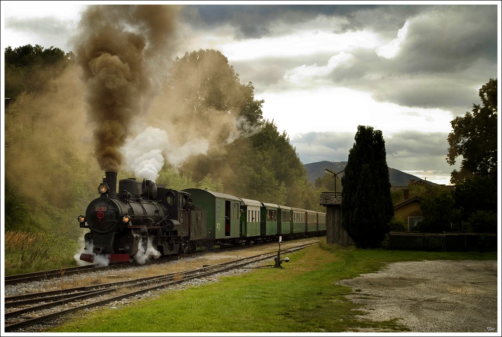 Auf der Feistriztalbahn fhrt die ex bosnische Dampflok 83-180 mit einem Dampfbummelzug von Weiz nach Birkfeld. 
Ausfahrt Anger 2.9.2010 
