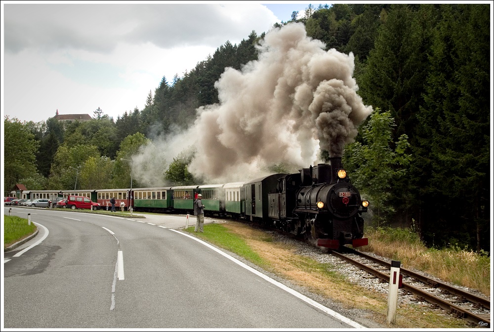 Auf der Feistriztalbahn fhrt die ex bosnische Dampflok 83-180 mit einem Dampfbummelzug von Weiz nach Birkfeld. 
Ausfahrt Koglhof 2.9.2010 