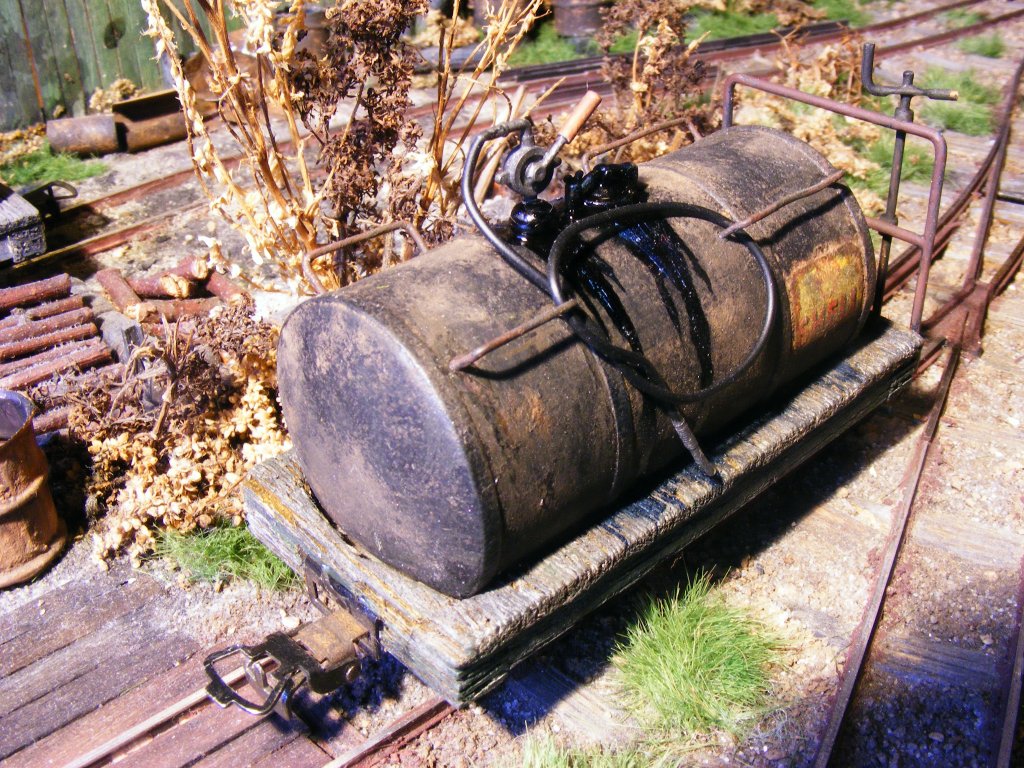 ...auf der Feldbahn ist ein neues Fahrzeug gesichtet worden: ein Kesselwagen fr den Treibstoff (Diesel).(1)