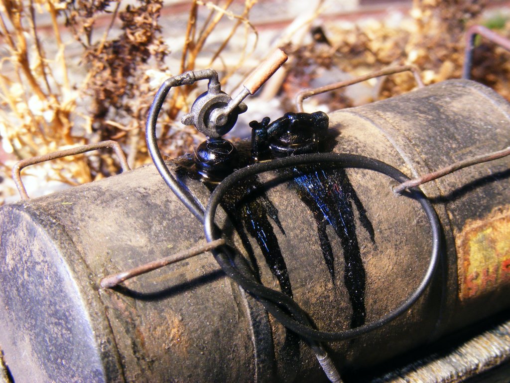 ...auf der Feldbahn ist ein neues Fahrzeug gesichtet worden: ein Kesselwagen fr den Treibstoff (Diesel).(2)
Betankt werden die Fahrzeuge mit einer Fasspumpe