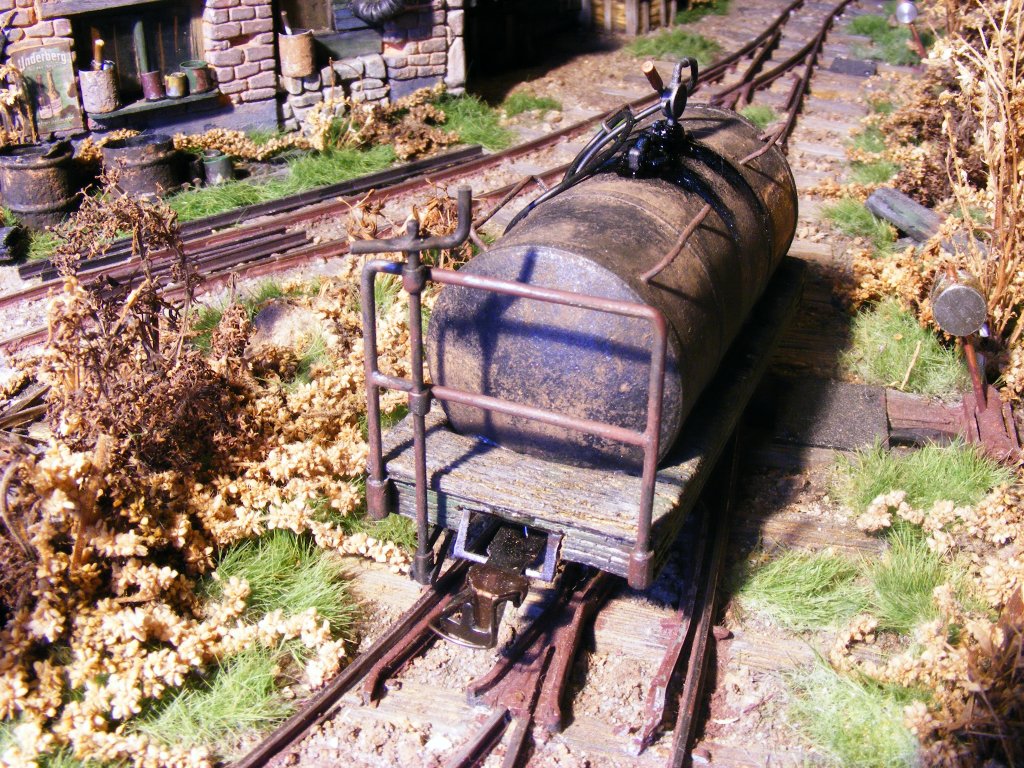 ...auf der Feldbahn ist ein neues Fahrzeug gesichtet worden: ein Kesselwagen fr den Treibstoff (Diesel).(3)