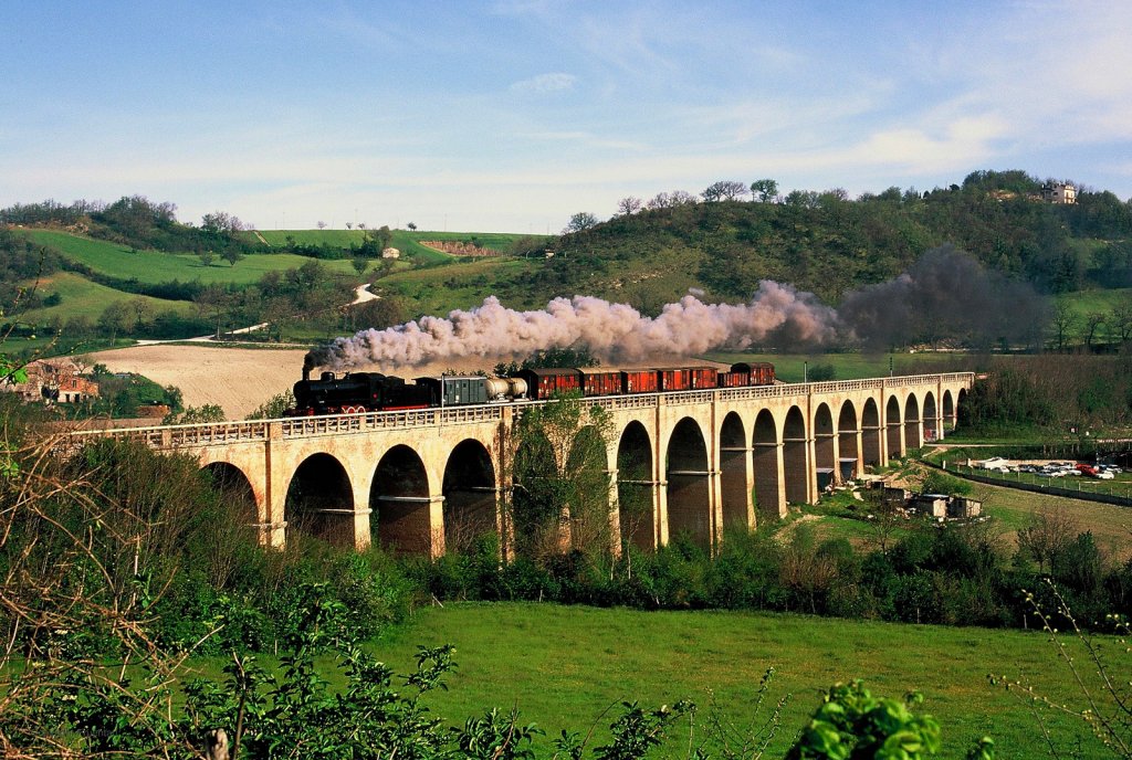 Auf einer Fotozugfahrt in Mittelitalien donnert eine G�terzugmaschine der Baureihe 740 �ber das Viadukt bei Fabriano.

Mai 1997 (Diascan)