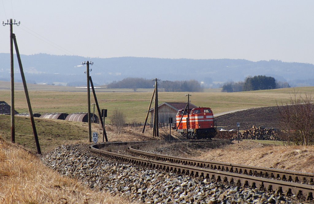 Auf der Fuchstalbahn ziehen am 07.03.2012 AL 41 und AL 43 der Augsburger Localbahn den Gterzug von Schongau kommend die Steigung bei Hohenfurch hinauf.