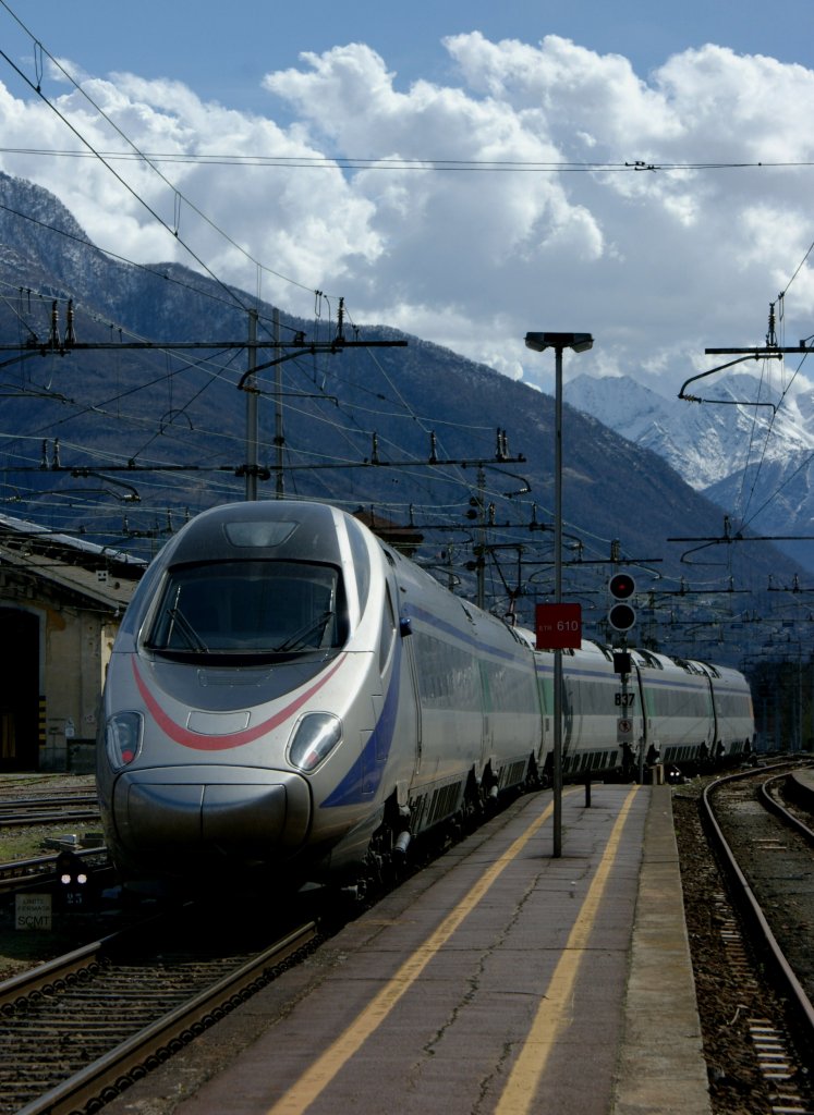 Auf geht's in Richtung Sden: FS ETR 610 als EC 57 nach Milano bei der Ausfahrt in Domodossola am 31.03.2010.
