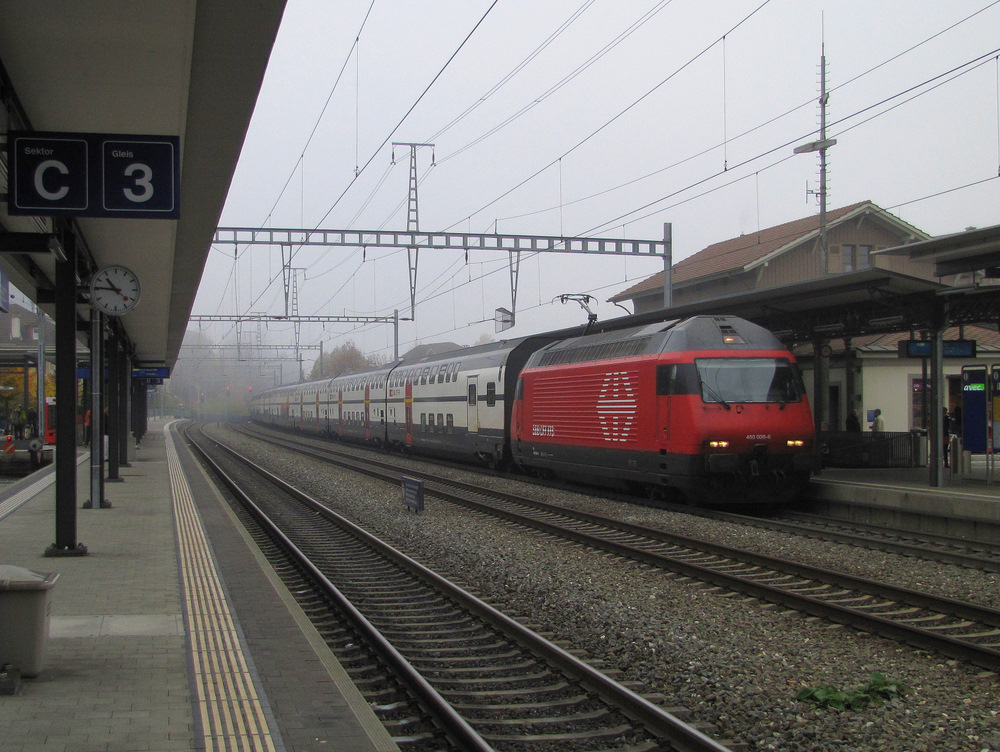 Auf Gleis 1 in Sissach sieht man einen IR durchfahren. Als Lok dient 460 008-6. 06.11.2011