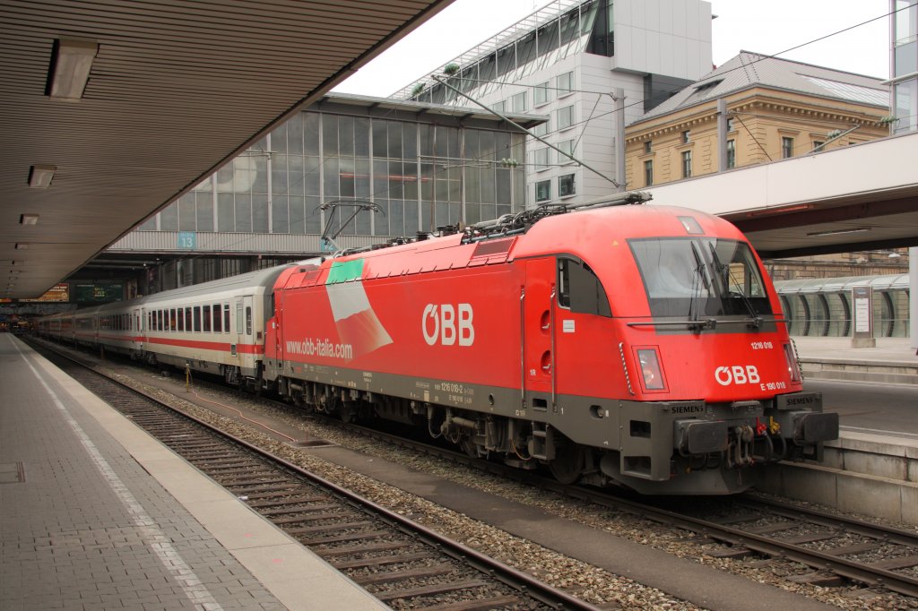 Auf Gleis 13 steht in Mnchen Hbf 1216 018-2 der BB mit dem EC 85 nach Bologna. Fotografiert am 16.03.2011. 