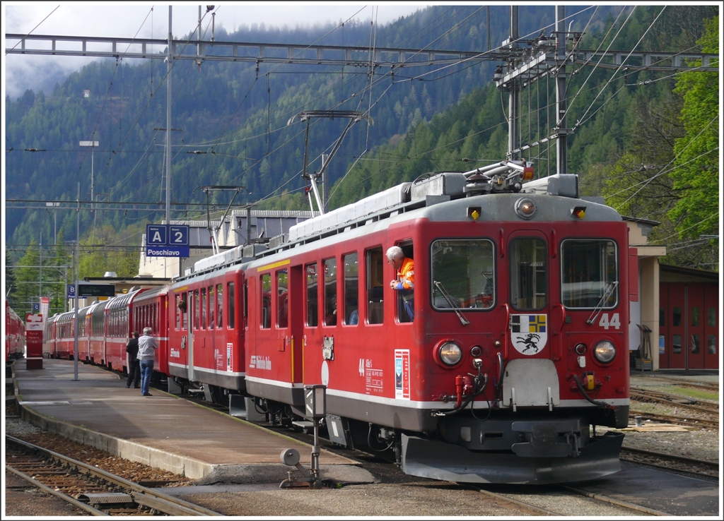Auf Gleis 2 steht R1636 mit den ABe 4/4 II 44 und 49 bereit zur Fahrt ber die Bernina nach St.Moritz. (08.05.2010)