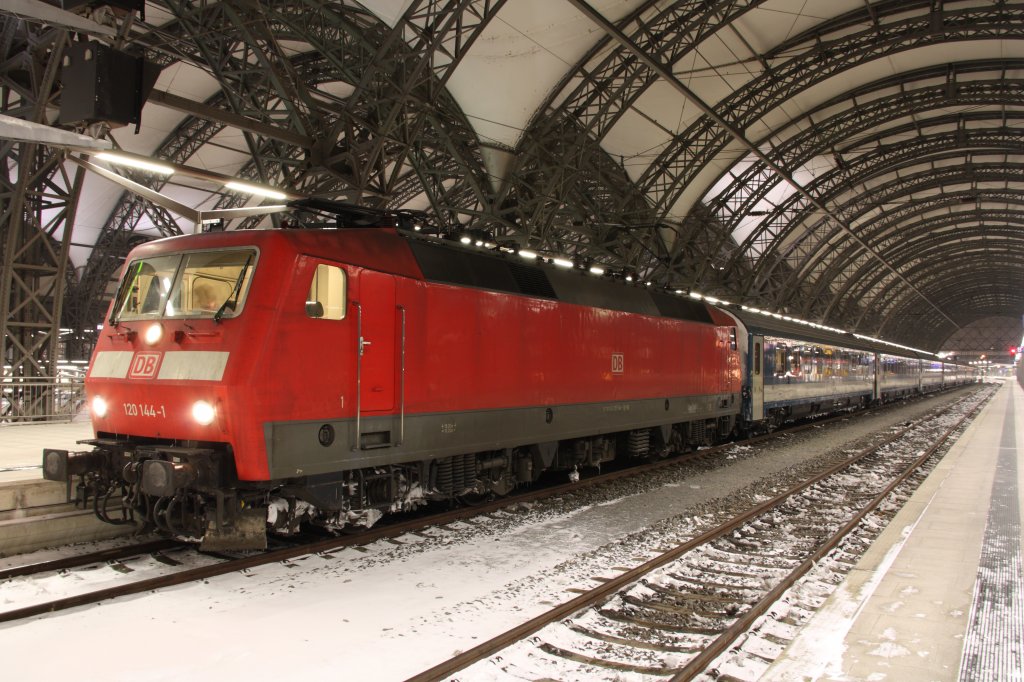 Auf Gleis 3 wartet 120 144-1 mit einem EC in Richtung Berlin in Dresden Hbf auf die Abfahrt. Fotografiert am 03.12.2010. 