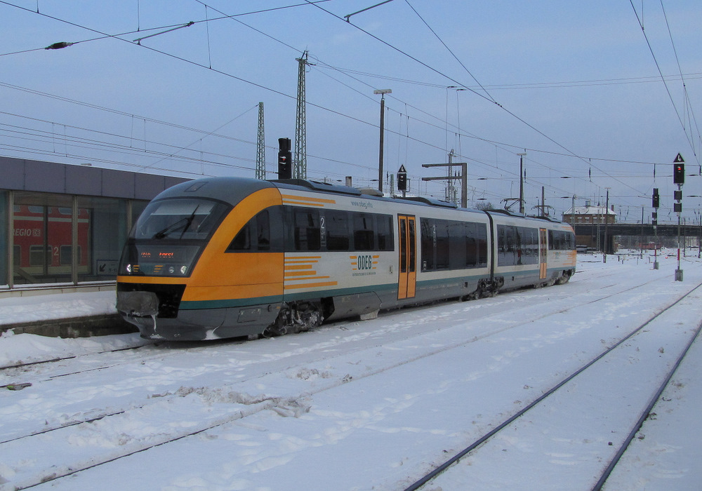 Auf Gleis 4 des Cottbuser Bahnhofes fhrt die ODEG von Zittau nach Forst ein. 27.12.2010
