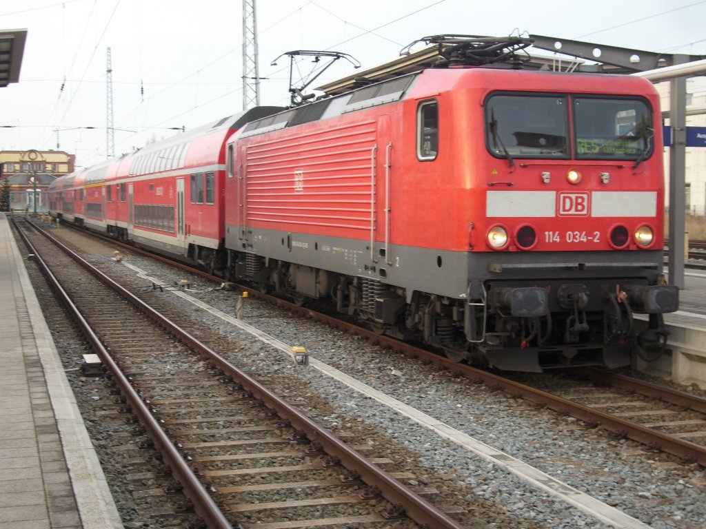 Auf Gleis 4 in Rostock Hbf stand am 05.Dezember 2009 RE nach Lutherstadt Wittenberge bespannt mit 114 034.