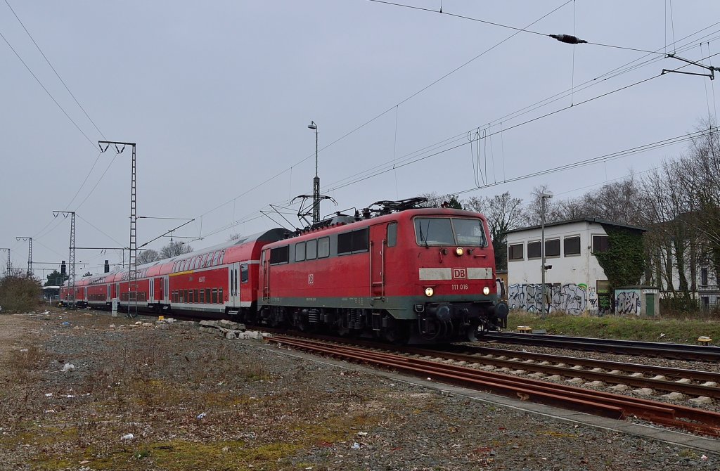 Auf Gleis 4 verlsst die 111 016 Rheydt Hbf mit einem RE4 nach Aachen am Mittwoch den 10.4.2013