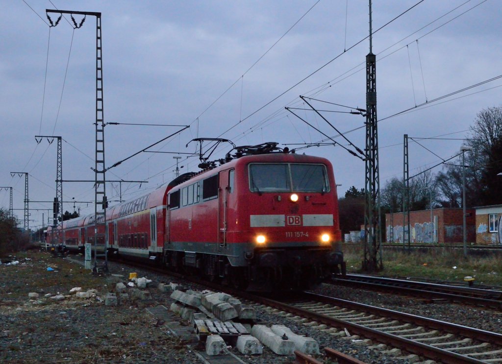 Auf Gleis 4 wird die 111 157-4 mit ihrem RE4 Zug nach Aachen geschickt....weil auf Gleis 3 schon die Weichen gelegt sind fr die RB 27 nach Koblenz. 8.3.2013