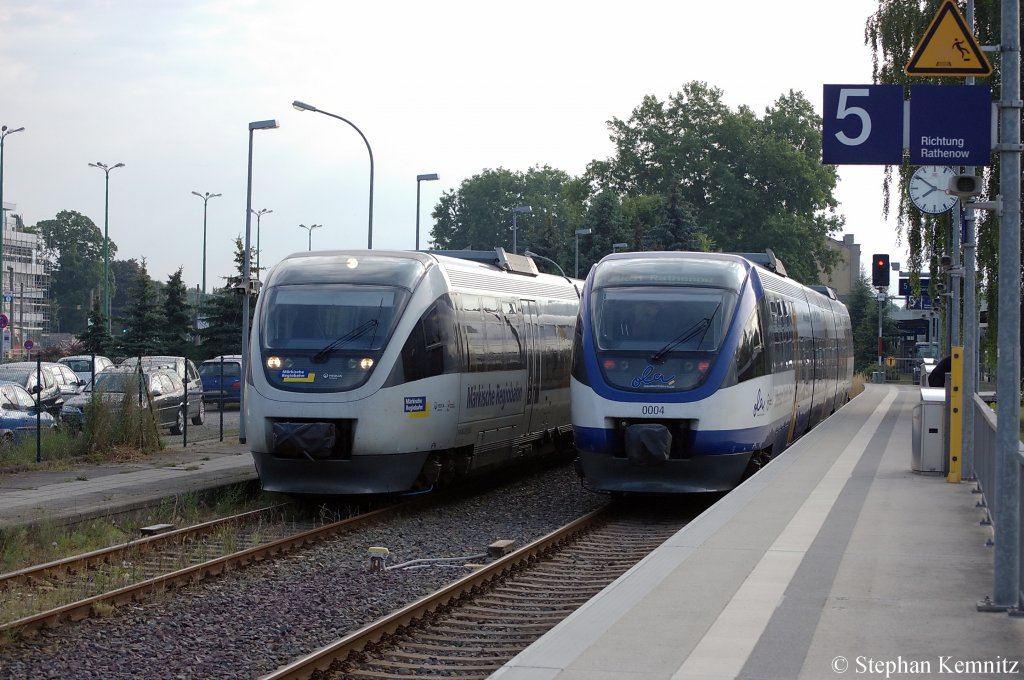 Auf Gleis 5 in Brandenburg steht die VT 0004 der OLA als MR51 (MR 68918) nach Rathenow. Auf dem ehemaligen Gleis 6 steht die VT 643.21 der M�rkischen Regiobahn und fuhr sp�ter als MR51 (MR 68920) nach Rathenow. 11.06.2011