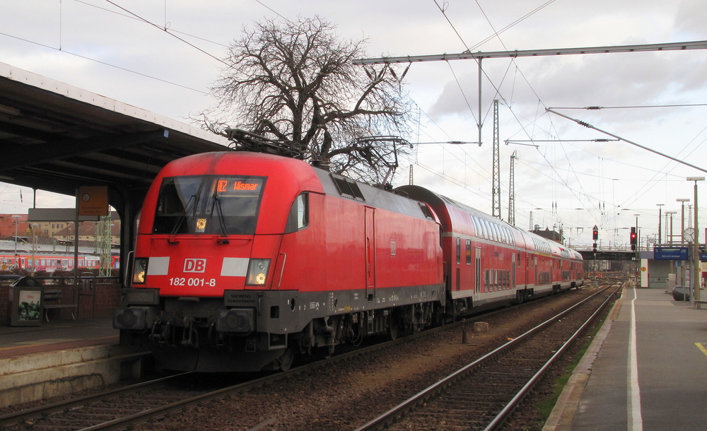 Auf Gleis 6 steht bereitgestellt der RE2 nach Wismar ber Lbbenau(Spreewald), Berlin Hbf, Wittenberge und Schwerin. Als Lok diente 182 001-8. Cottbus Hbf den 29.12.2011