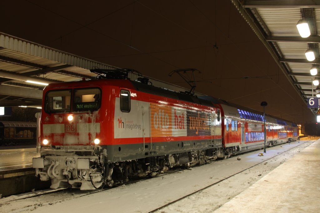 Auf Gleis 7 in Magdeburg Hbf ist soeben der Magdeburg-Berlin-Express (IRE 4278) eingetroffen. Kurz darauf fuhr dieser Zug weiter als RB nach Halle. Gezogen wurde er von 112 139-1. Die Bahn hat anscheinend heimlich noch eine zweite Lok beklebt, kurz vorher kam eine weitere  Otto-Lok  mit der Regionalbahn aus Halle, habe aber nicht auf die Nummer geachtet.  