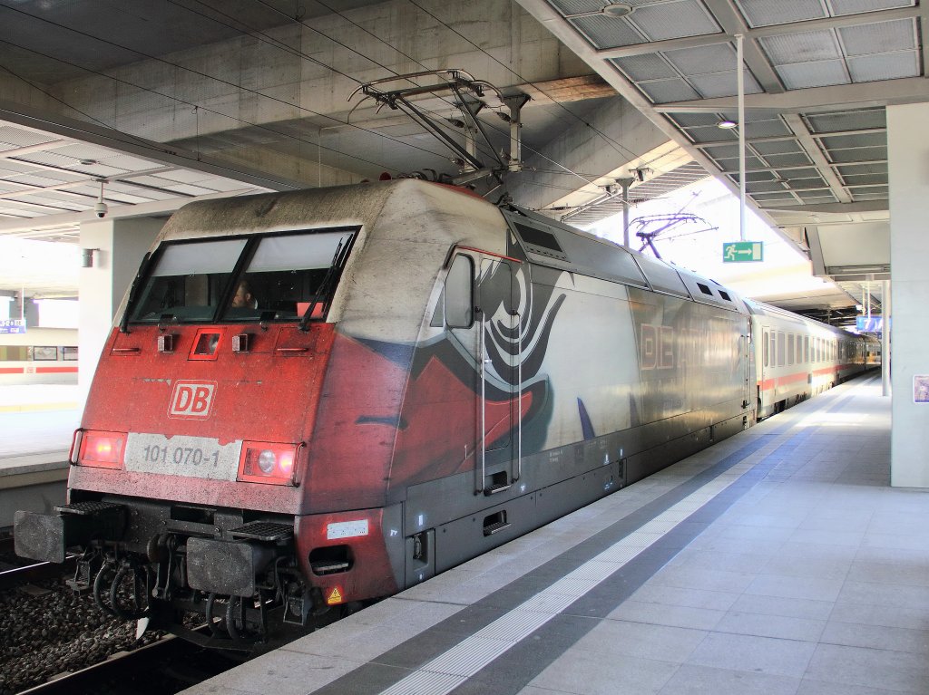 Auf Gleis 7 wurde in Berlin Sdkreuz am 26.05.2012   101 070-1 als IC 2357 nach  Stralsund Hbf bereitgestellt. Hier sind beide Stromabnehmer ausgefahren. 