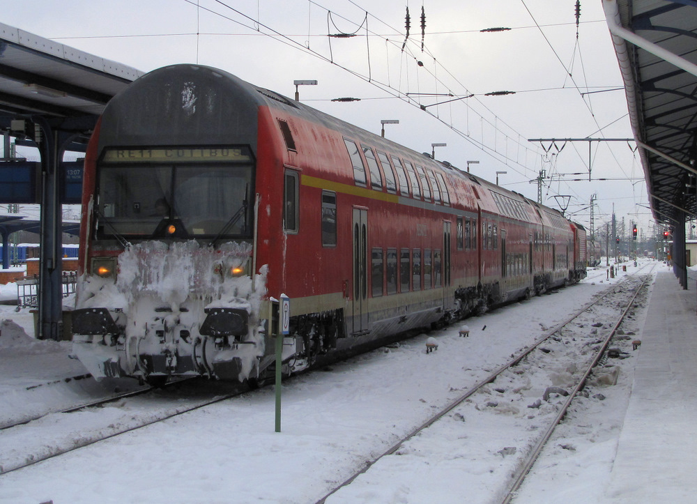 Auf Gleis 8 steht zur Abfahrt bereit der RE11 nach Frankfurt/Oder. Cottbus den 27.12.2010