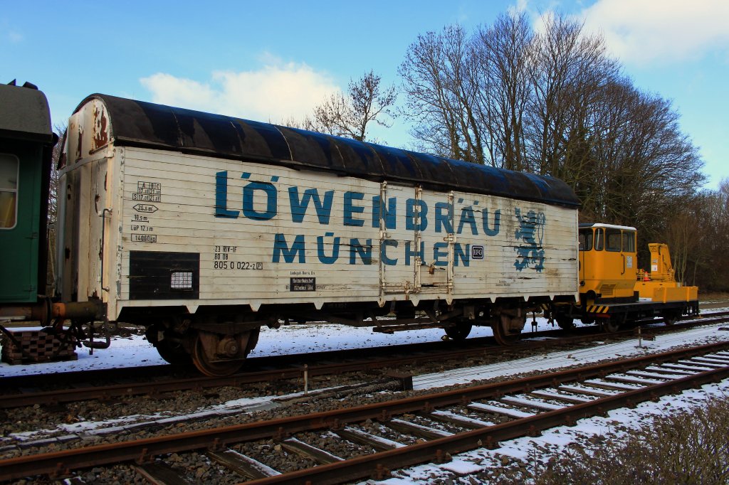 Auf den Gleisen der EFG (Eisenbahnfreunde Grenzland) in Walheim bei Aachen steht dieser alte Lwenbru-Bierwagen. Er hat fast 30 Jahre in Inden bei einem Getrnkehndler als Lagerraum dienend fest gestanden und soll nun restauriert und zum laufen gebracht werden. (20.02.2012)