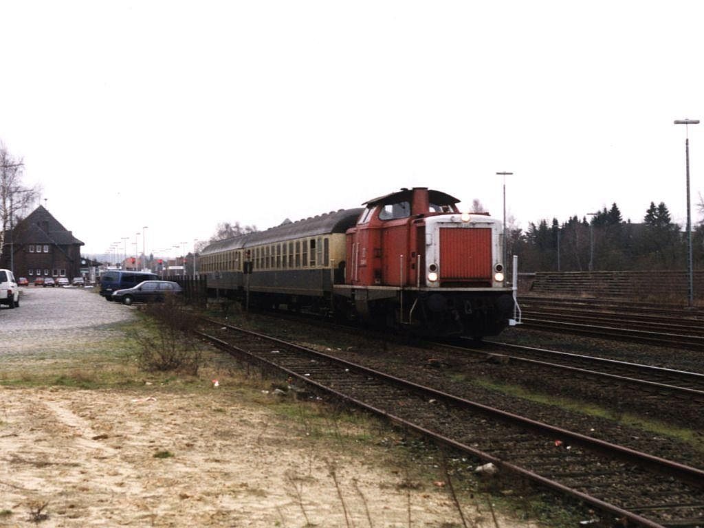 Auf eine graue Wintertag (8-1-200) fahrt V100 212 047-5 mit RB 7773 Osnabrck-Delmenhorst ab auf Bahnhof Bramsche. Bild und scan: Date Jan de Vries.