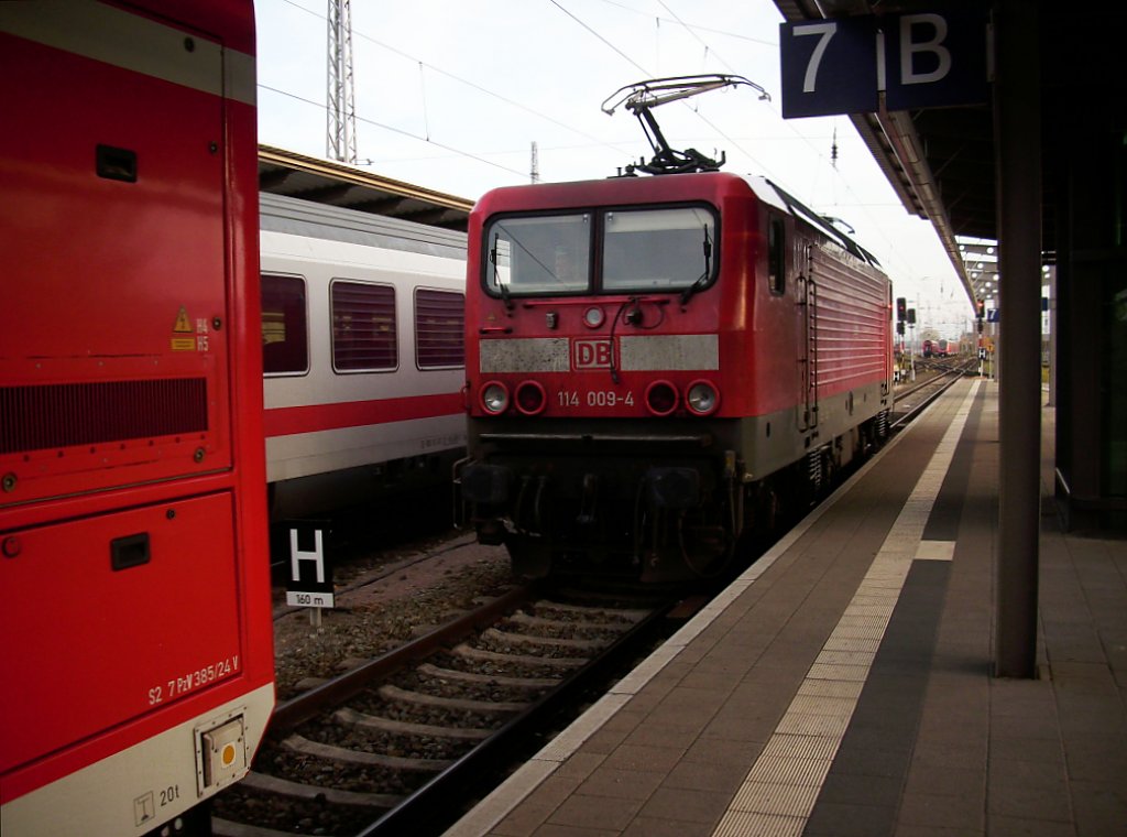 Auf Grund das 114 009,am 26.Juli 2011,im Berliner Ostbahnhof ausgebrannt ist,habe ich noch einmal mein Bildarchiv durchgeschaut und die Lok noch im Einsatz heraus gesucht.Das Bild hatte ich am 31.Oktober 2009 in Rostock gemacht als sich 114 009 an den Zug setzte.
