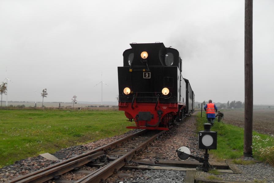 Auf Grund einer am 10.10.10 stattfindender Sonderveranstaltung muten im Gleisdreieck von Siersleben die Dampfloks bei ihrer letzten Rckfahrten gedreht werden. Daher steht Lok 9 verkehrt herum vor ihrem Reisezug in Richtung Benndorf. (20.10.2010)
