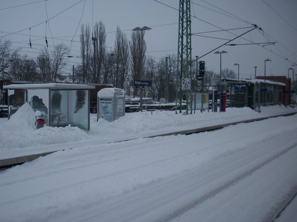 Auf Grund der aufgetrmten Schneemassen auf dem Bahnsteig in Bergen/Rgen,sperrte man,am 31.Januar 2010,die Gleise 3 und 4 und lie die Regionalbahn nach Stralsund ber Gleis 2 fahren.