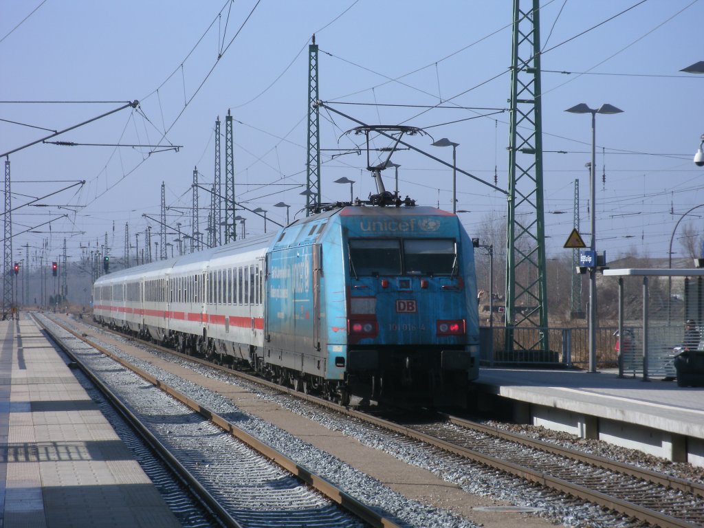 Auf Grund von Bauarbeiten in Bad Kleinen,werden bis zum 19.April 2011,alle IC-Zge die ber Rostock,Hamburg fahren von und nach Bad Kleinen in Ersatzzgen gefahren.Am 22.Mrz 2011 schob der Dreckspatz 101 016 den Ersatzzug 2313,Binz-Bad Kleinen,der eigentlich der IC 2213 Binz-Stuttgart wre,aus Bergen/Rgen.  