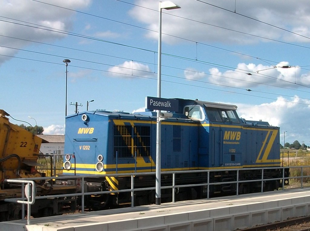 Auf Grund von Bauarbeiten zwischen Pasewalk und Prenzlau kommt gegenwrtig MWB-V1202 im Bauzugdienst zum Einsatz.Hier kehrte die Lok am 04.September 2010 in Pasewalk zurck.
