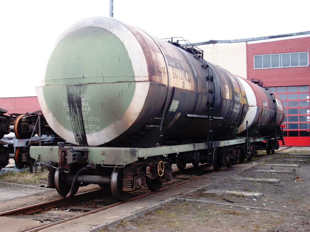 Auf Grund des schlechten Zustandes einiger russischer G�terwagen ist das Weiterfahren manchmal nicht mehr m�glich.So werden die meisten schadhaften Wagen in der Wagenwerkstatt von Mukran repariert.