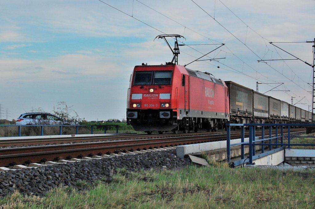 Auf Grund einer durch Bauarbeiten vorhandenen Signalstrung muss die 185 304-3 langsam durch den Strbereich an der K33 Brcke fahren, im Hintergrund sieht man den DB-Dienstwagen stehen vom Notfallmanagement. Freitag den 9.11.2012