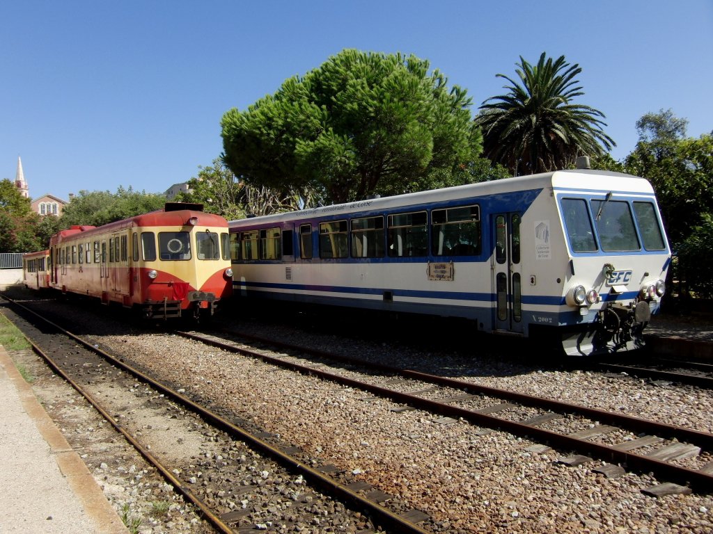 Auf Grund eines Streiks des Bahnpersonals der korsischen Bahngesellschaft CFC sind Triebwagen Nr. 2002 nach Bastia (rechts) und der Renault-Triebwagen Nr. 206 (links) als „Strandzug“ zwischen Calvi und Ile Rousse und umgekehrt nicht im Einsatz sondern stehen am 19.09.2010 im Bahnhof Calvi.