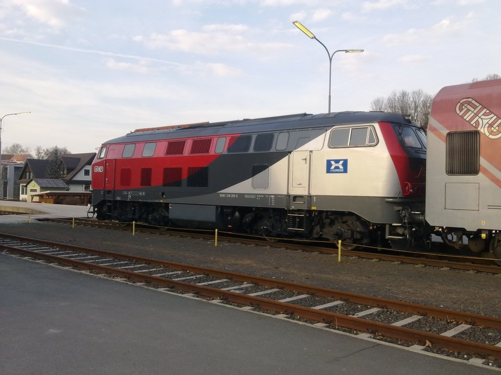 Auf Grund einer Evakuierung des Grazer-Hbf. wurde R4376 am 25.3.2011 nicht als S6 ber Werndorf nach Graz gefahren sondern als S61 und R8512 ber Lieboch gefhrt. Daher war R8512 an diesem Tag nicht wie blich eine Garnitur eines VT 70 sondern eine Dostogarnitur die von BR 218 gezogen wurde. Hier ein Bild der Lokomotive beim Halt im Bahnhof Lannach.