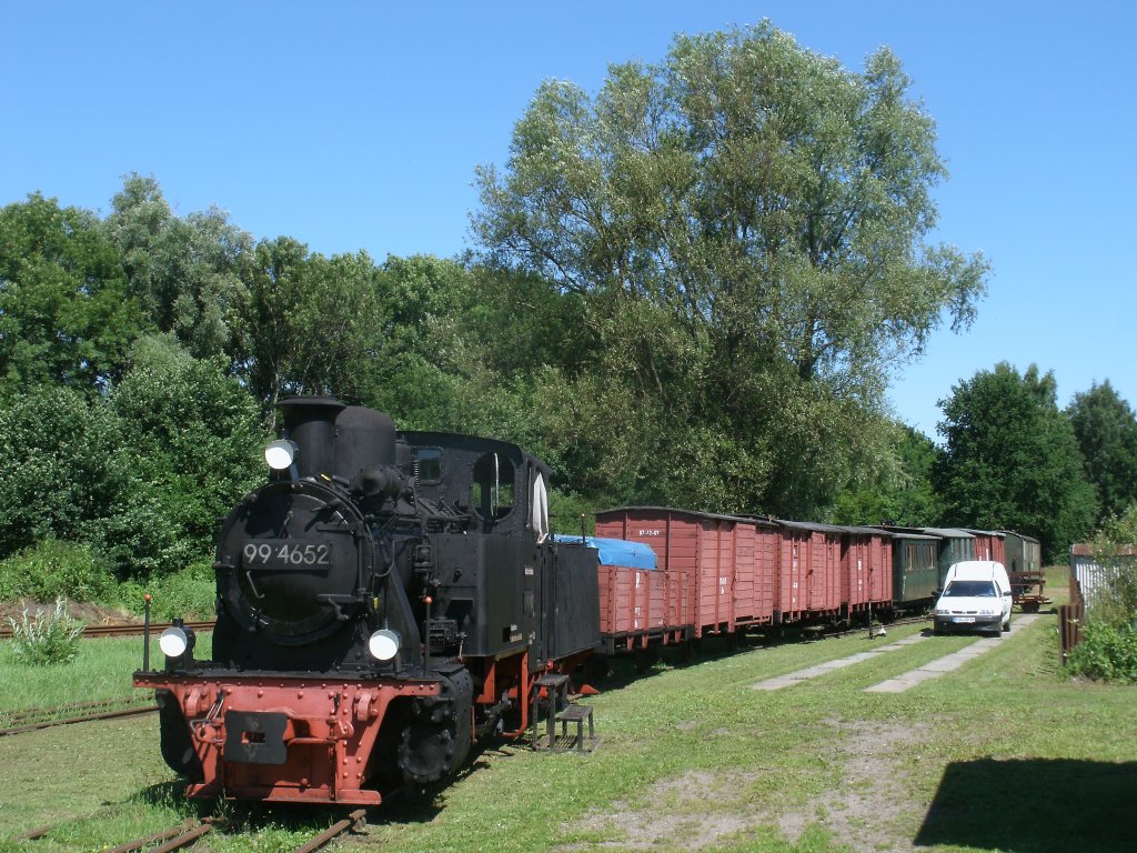 Auf Grund von Gleisarbeiten im Traditionsbereich,schob man alle ausgestellten Fahrzeuge zusammen,so stand 99 4652,am 06.Juli 2011,nicht an ihren gewhnlichen Stammplatz in Putbus.