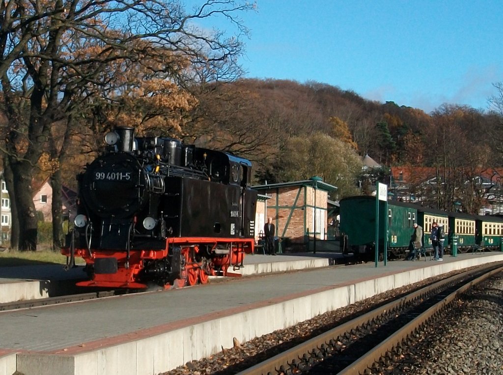 Auf Grund von Gleisbauarbeiten,zwischen Philippshagen und Ghren,fahren alle Zge zwischen Putbus und Baabe.Da es in Baabe kein Umlaufgleis gibt, mu die Lok bereits in Sellin Ost umsetzen und den Zug von Sellin nach Baabe schieben.Am 06.November 2010 war 99 4011 dabei sich an den Zug zusetzen,um ihn dann nach Baabe zuschieben.