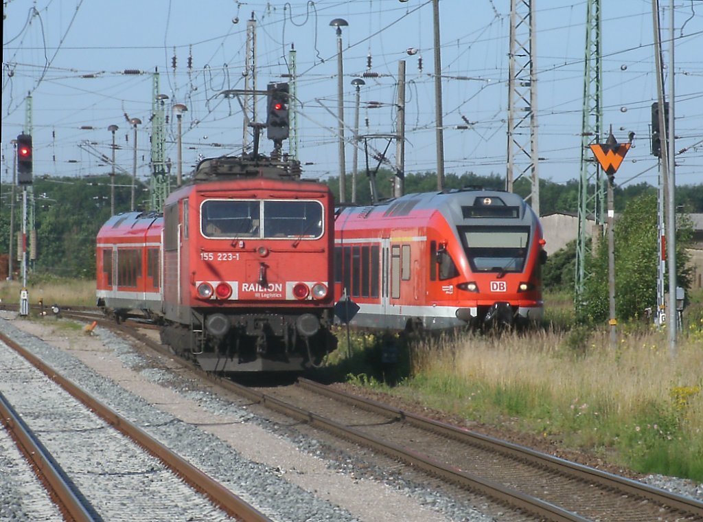 Auf Grund einer Oberleitungsstrung zwischen Teschenhagen und Samtens(weil sich zwei Krhen in die Wolle kriegten),am 28.Juni 2011,endete die Fahrt fr den 429 030 bereits in Bergen/Rgen.Bei der Einfahrt kam der Flirt auch an der wartenen 155 223 vorbei,fr Die es auch nach mehrern Stunden nicht weiter ging und wieder nach Mukran zurck geschickt wurde.