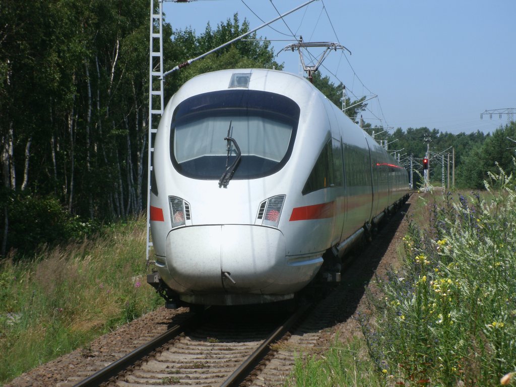 Auf Grund das die Strecke Binz-Lietzow eingleisig ist,mute der ICE 411 090/590 am 09.Juli 2011 in Prora auf einen RE warten.