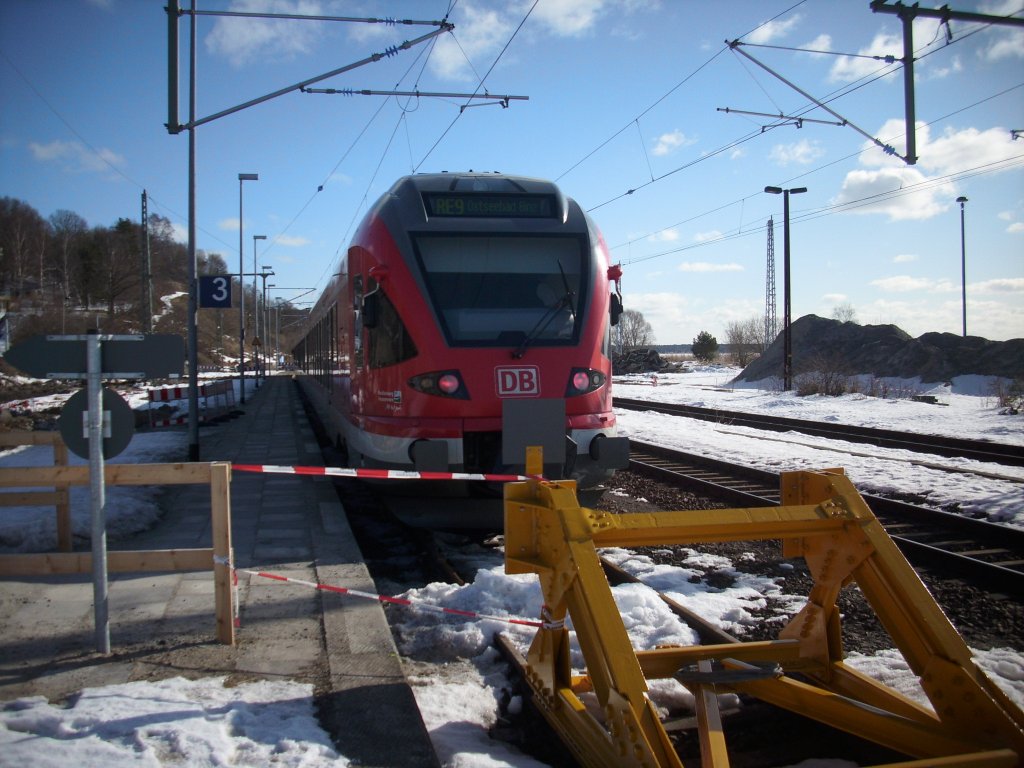 Auf Grund von Umbauarbeiten in Lietzow wurde das Gleis 3 fr die Zge nach Binz verkrzt und einfach ein Prellbock gesetzt.Am 05.Mrz 2010 wartete 429 027 auf Anschlureisende in Richtung Binz.