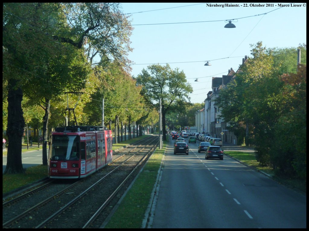 Auf der Hainstra�e traf der Bus die 1012 der Stra�enbahn N�rnberg (Bild endstand durch die Frontscheibe des Busses) (22.10.2011)  