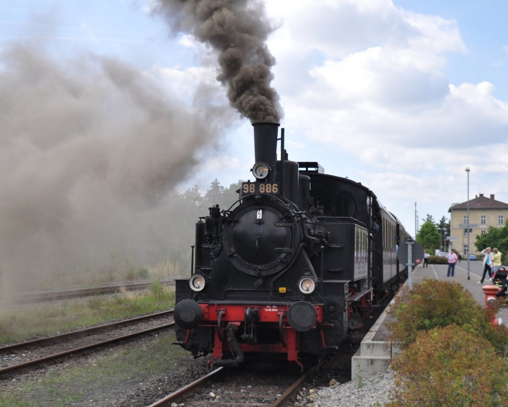auf der Heimreise am 11.08.2013 noch mal Halt in Mellrichstadt wo 98 886 mit dem Museumszug aus Fladungen den Bf. verlt .