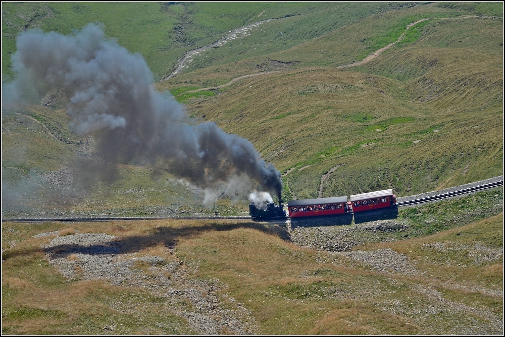 Auf der Hhe drften wohl ein paar PS mehr im Kessel von Lok 6 stecken. Man sieht sie dem Stinkerchen jedenfalls frmlich an. Rothorn im Oktober 2011.