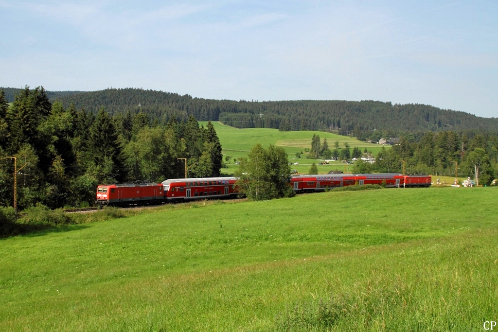 Auf der Höllentalbahn rollen teilweise sehr interessante Zuggarnituren. So ist hier 143 316-8 mit einer weiteren 143 und Doppelstockwagen verschiedenster Bauart zwischen Titisee und Hinterzarten unterwegs, sogar ein DBuza mit Übersetzfenstern ist eingereiht. (21.8.2011) 