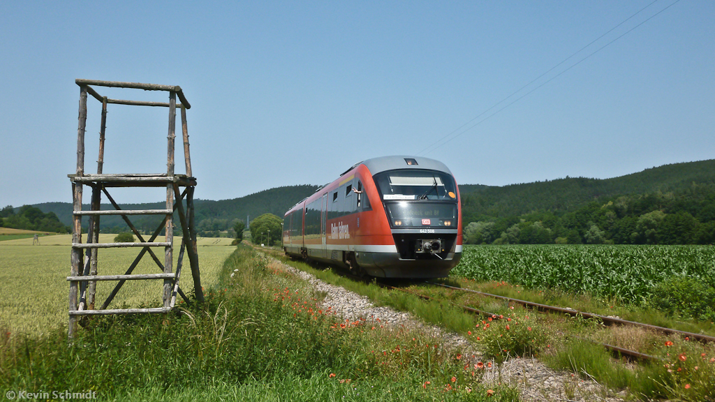 Auf der idyllischen Orlabahn nähert sich dieser Desiro, der hier bereits als Ersatzfahrzeug im Auftrag der Erfurter Bahn unterwegs ist, als EB Jena - Pößneck seinem Zielbahnhof - ein (später) Gruß zurück an den Tf! (30.06.2012)